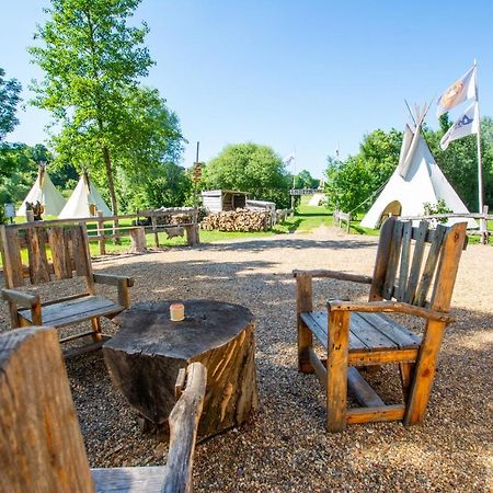 Les Tipis Du Bonheur De Vivre Hotel Brûlon Buitenkant foto