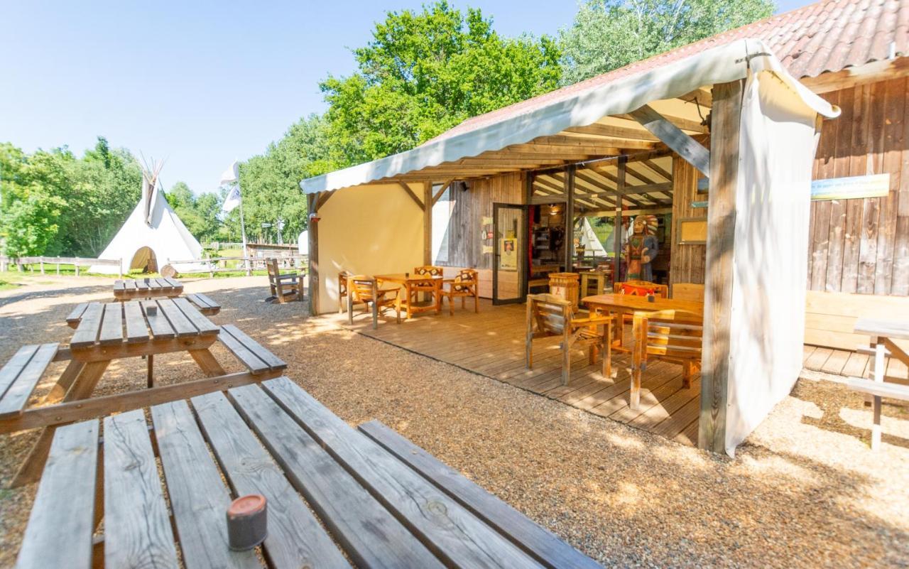 Les Tipis Du Bonheur De Vivre Hotel Brûlon Buitenkant foto