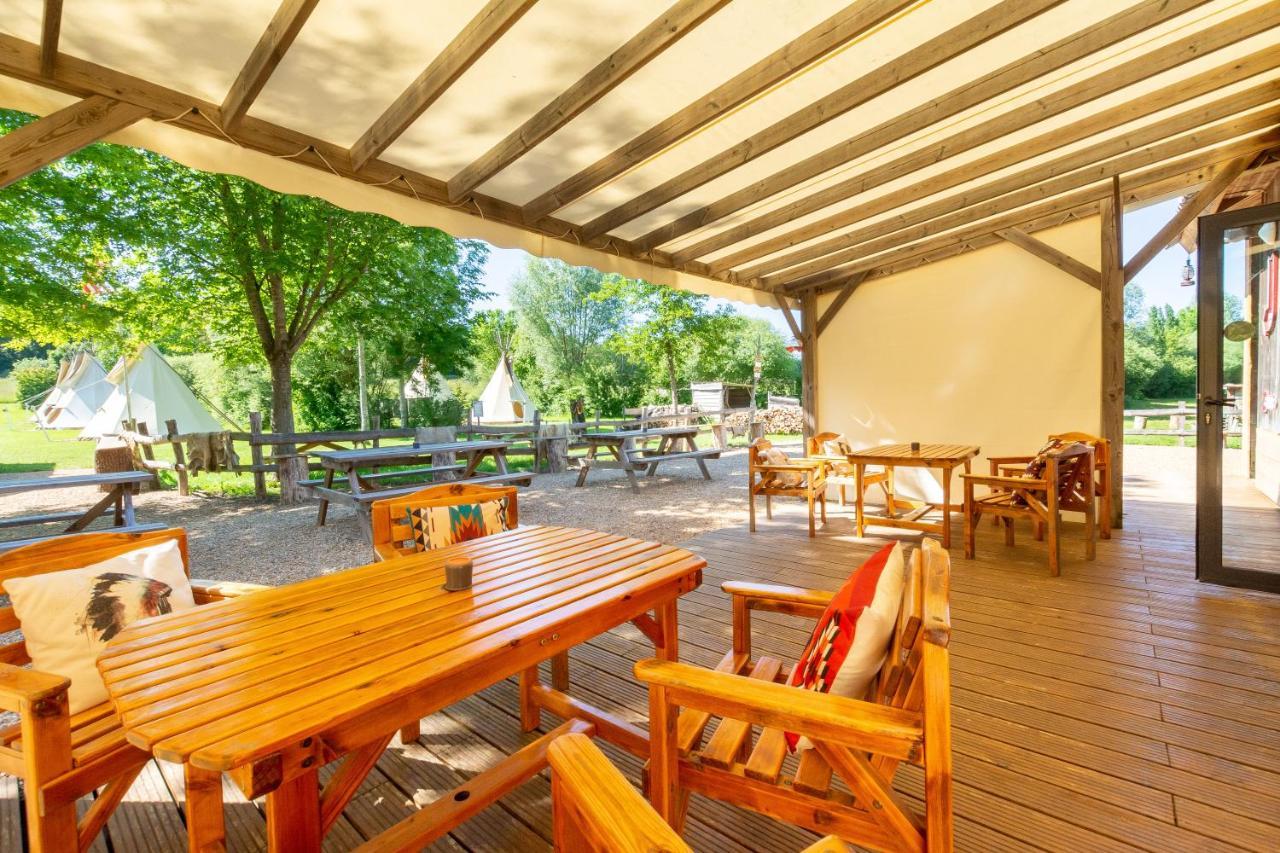 Les Tipis Du Bonheur De Vivre Hotel Brûlon Buitenkant foto