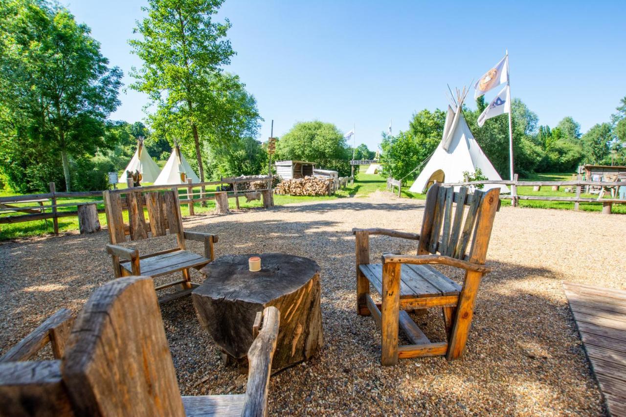 Les Tipis Du Bonheur De Vivre Hotel Brûlon Buitenkant foto