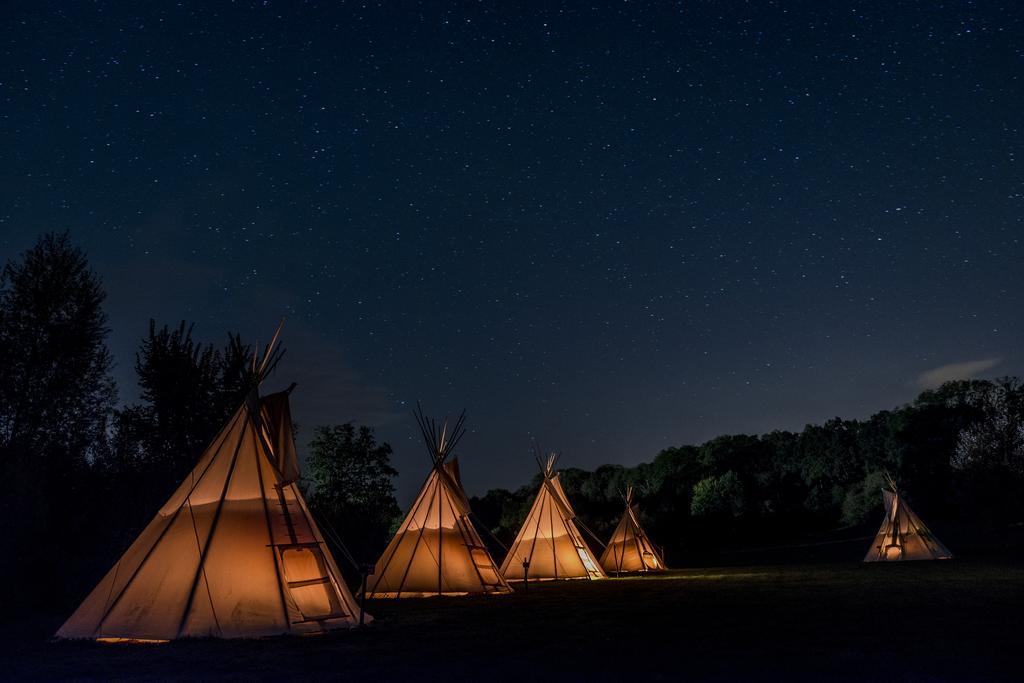 Les Tipis Du Bonheur De Vivre Hotel Brûlon Buitenkant foto