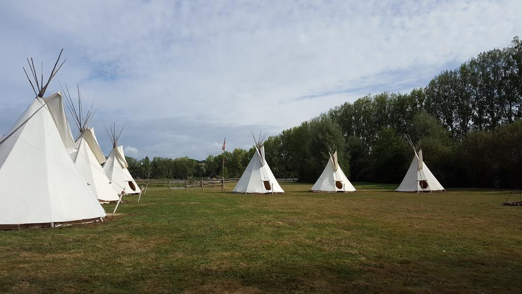 Les Tipis Du Bonheur De Vivre Hotel Brûlon Buitenkant foto