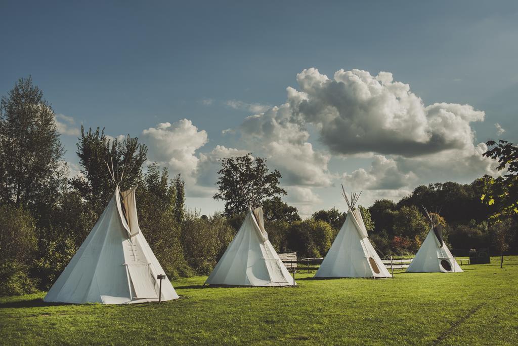 Les Tipis Du Bonheur De Vivre Hotel Brûlon Buitenkant foto