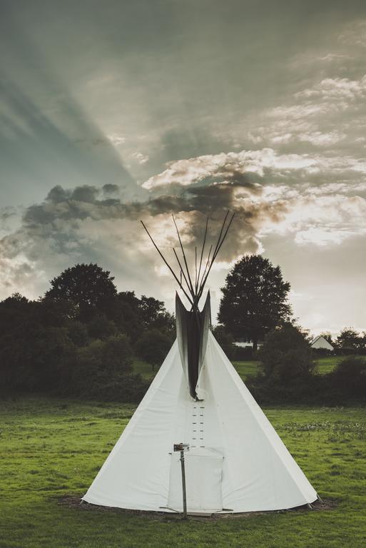 Les Tipis Du Bonheur De Vivre Hotel Brûlon Buitenkant foto
