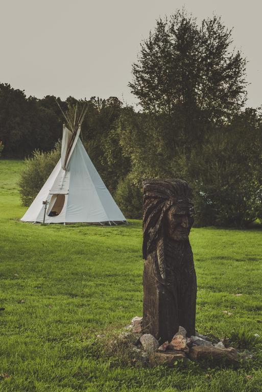 Les Tipis Du Bonheur De Vivre Hotel Brûlon Buitenkant foto