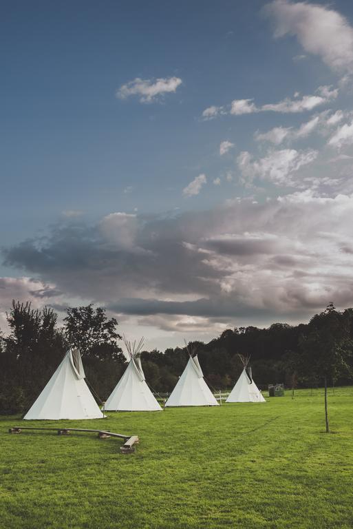 Les Tipis Du Bonheur De Vivre Hotel Brûlon Buitenkant foto