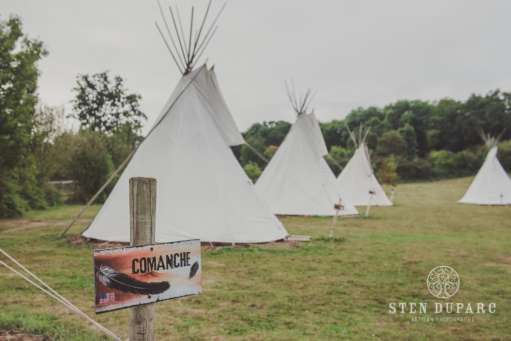 Les Tipis Du Bonheur De Vivre Hotel Brûlon Buitenkant foto
