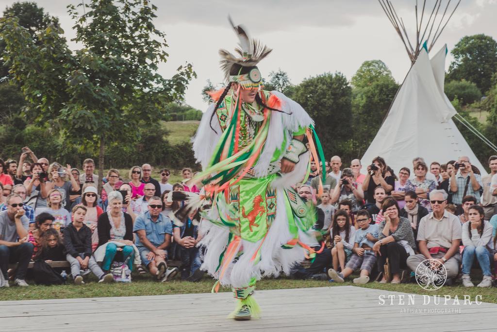 Les Tipis Du Bonheur De Vivre Hotel Brûlon Buitenkant foto