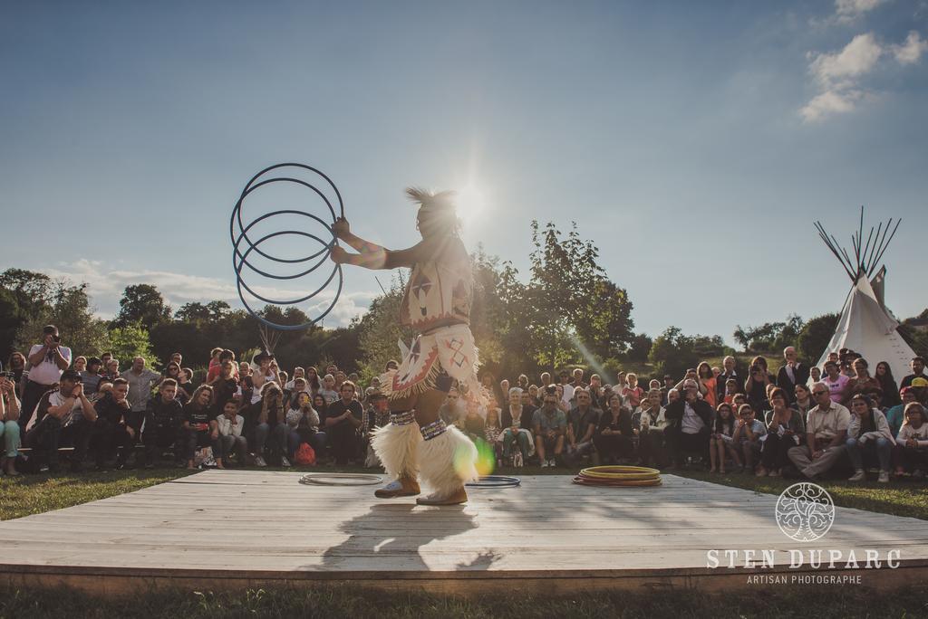 Les Tipis Du Bonheur De Vivre Hotel Brûlon Buitenkant foto