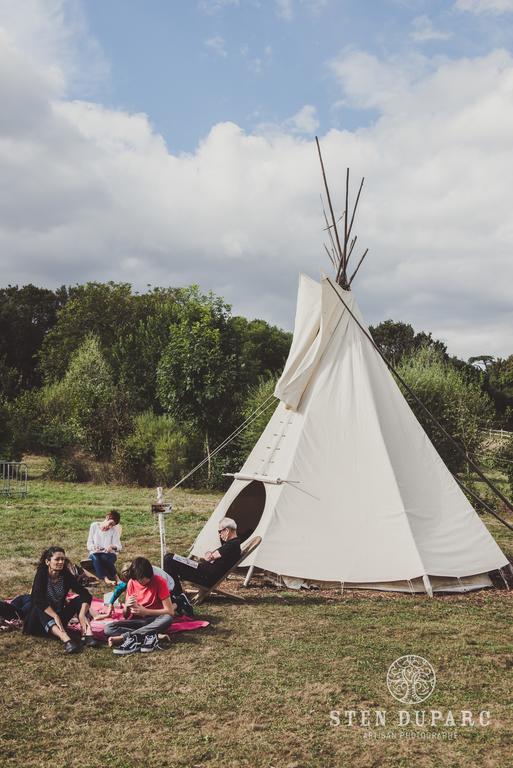 Les Tipis Du Bonheur De Vivre Hotel Brûlon Buitenkant foto