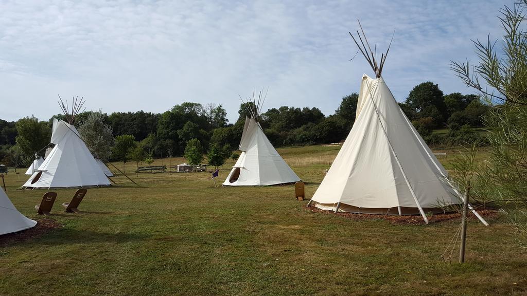 Les Tipis Du Bonheur De Vivre Hotel Brûlon Buitenkant foto