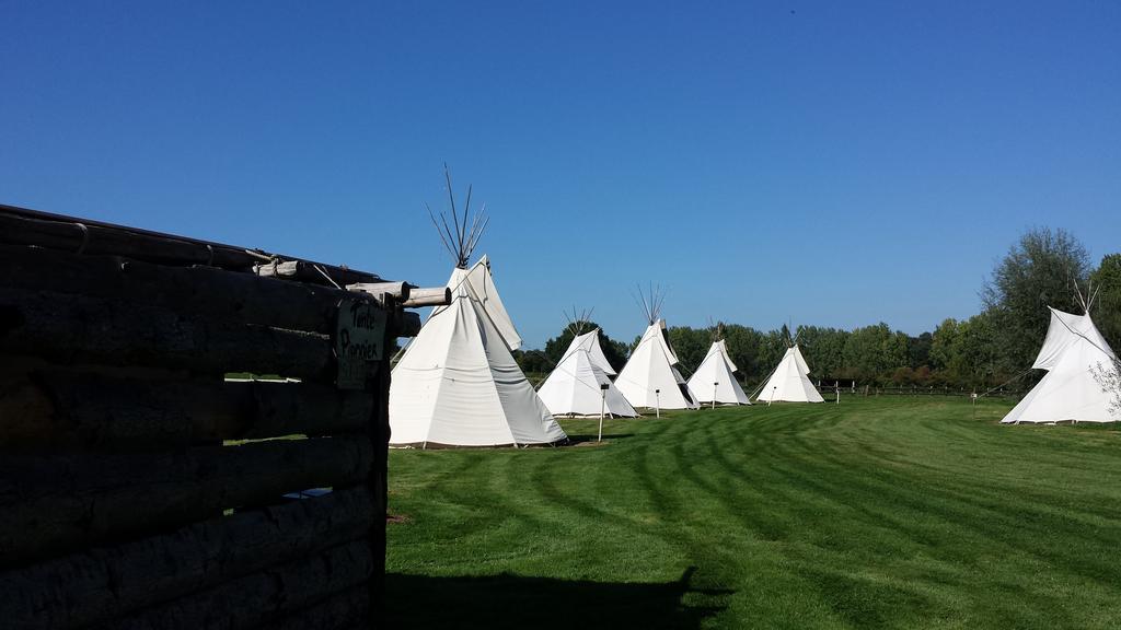 Les Tipis Du Bonheur De Vivre Hotel Brûlon Buitenkant foto