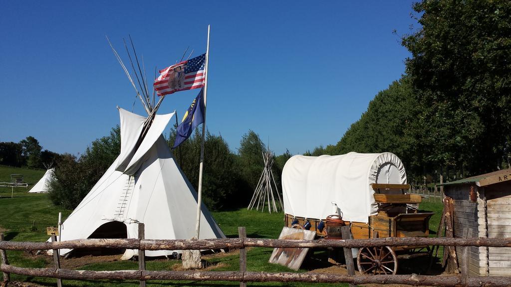 Les Tipis Du Bonheur De Vivre Hotel Brûlon Buitenkant foto