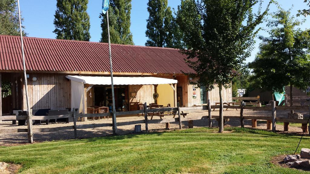 Les Tipis Du Bonheur De Vivre Hotel Brûlon Buitenkant foto