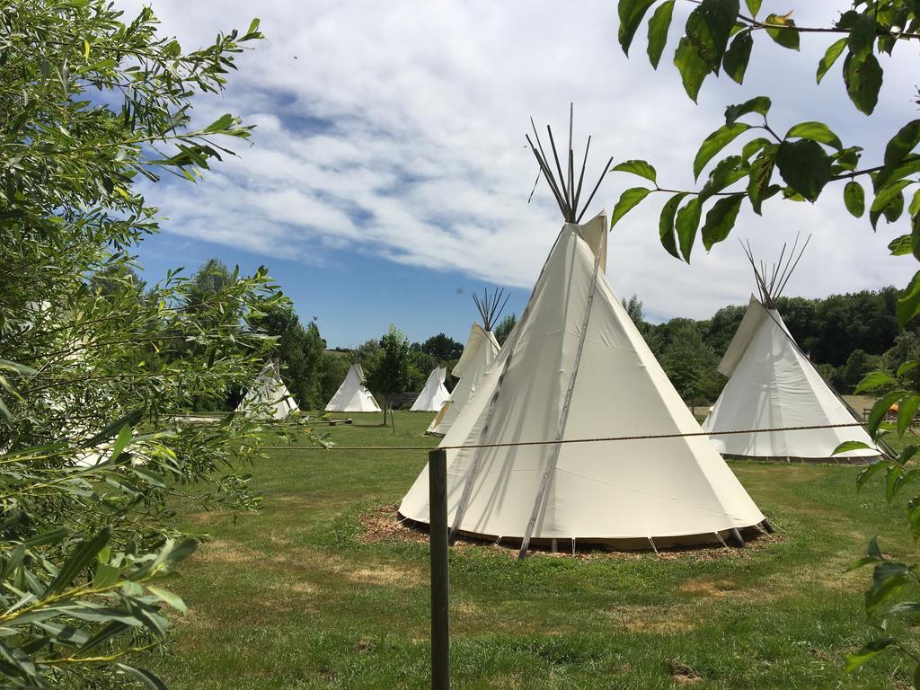 Les Tipis Du Bonheur De Vivre Hotel Brûlon Buitenkant foto