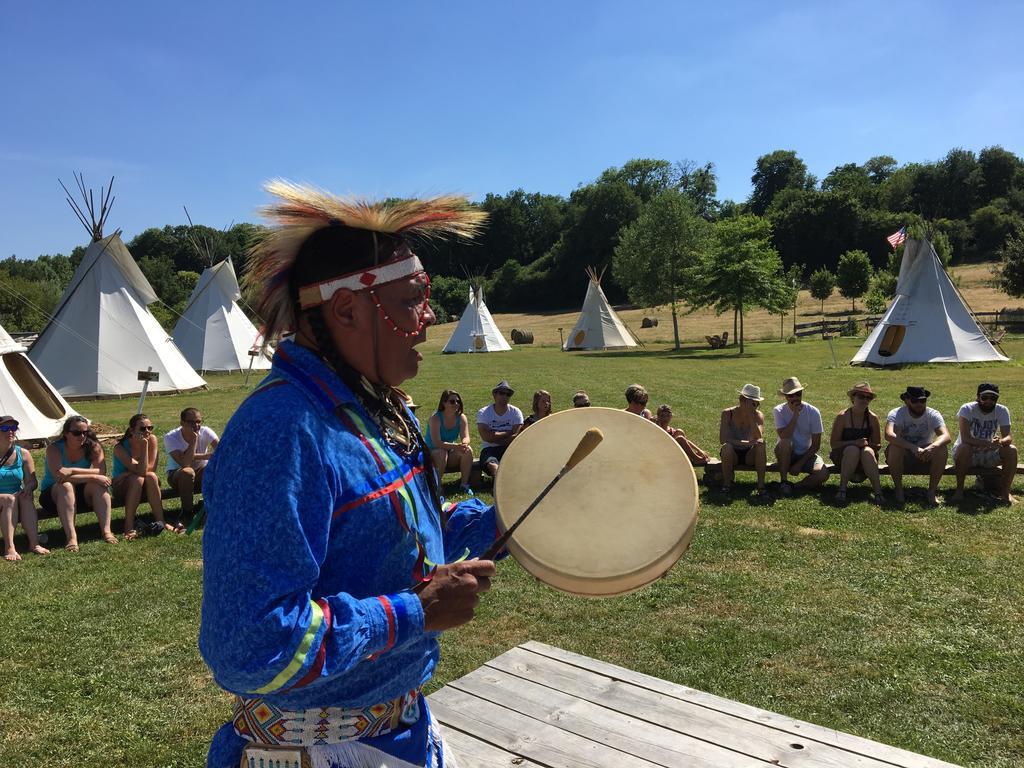 Les Tipis Du Bonheur De Vivre Hotel Brûlon Buitenkant foto