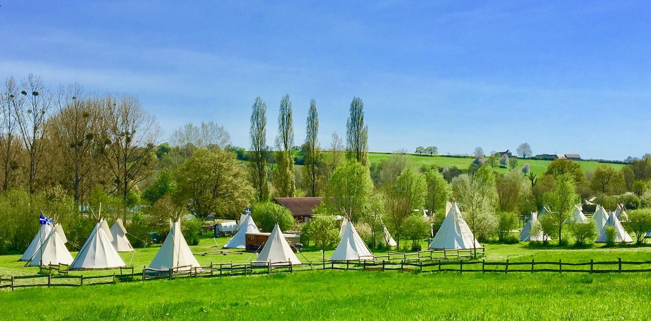 Les Tipis Du Bonheur De Vivre Hotel Brûlon Buitenkant foto