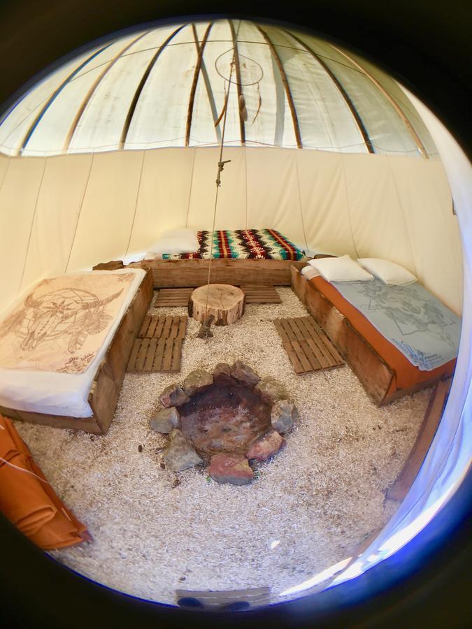 Les Tipis Du Bonheur De Vivre Hotel Brûlon Buitenkant foto